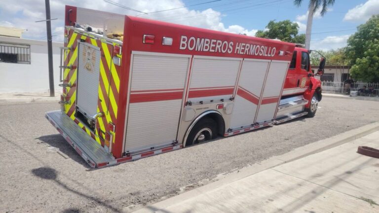 Unidad de Bomberos queda atrapada en socavón durante atención en Hermosillo