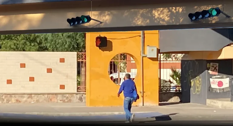 Semáforo peatonal frente a UNISON en Hermosillo opera desde agosto de 2026