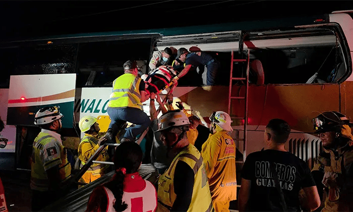 Muere operador y más de 20 heridos tras choque de autobús con tráiler en carretera México 15 Muere operador y más de 20 heridos tras choque de autobús con tráiler en carretera México 15