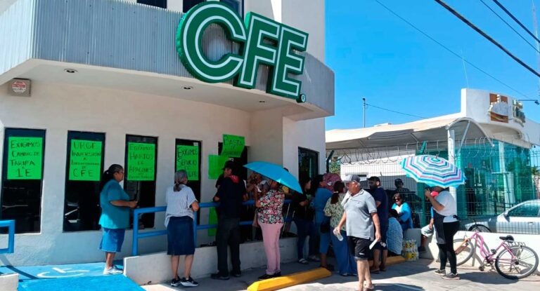 Vecinos de Villa Juárez protestan por apagones y daños en electrodomésticos Vecinos de Villa Juárez protestan por apagones y daños en electrodomésticos