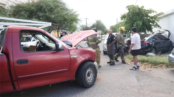 Choque entre pickup y sedán derriba barda en colonia San Benito, Hermosillo Choque entre pickup y sedán derriba barda en colonia San Benito, Hermosillo