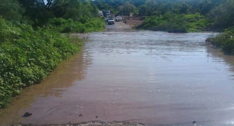Cierre temporal del paso en Río de la Reforma en Tubutama por lluvias intensas