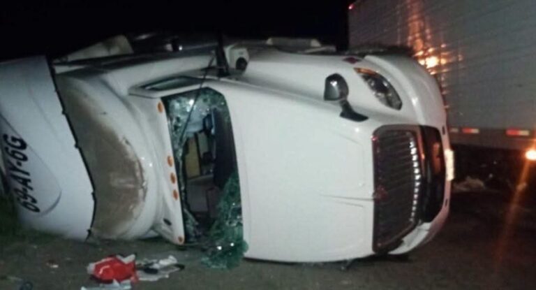 Volcadura de tráiler con sandías en carretera Ímuris-Cananea km 147