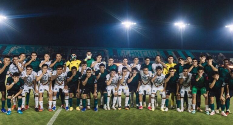 Jugadores de Liga Expansión MX protestan contra eliminación del ascenso en foto oficial Jugadores de Liga Expansión MX protestan contra eliminación del ascenso en foto oficial