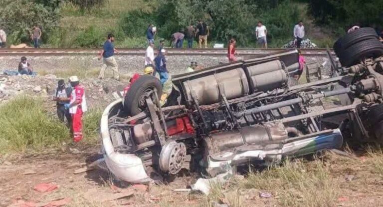 Conductor queda prensado tras volcadura de tráiler en carretera Magdalena-Santa Ana