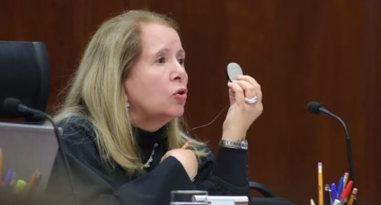 Loretta Ortiz se quita implante coclear en sesión de la SCJN para defender derechos de personas con discapacidad Loretta Ortiz se quita implante coclear en sesión de la SCJN para defender derechos de personas con discapacidad