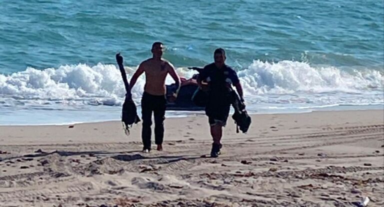 Rescatan a dos pescadores atrapados por marea alta en Bahía de Kino