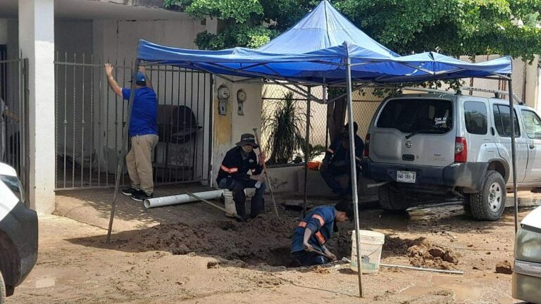 Fuga de agua potable inunda vivienda en colonia Álvaro Obregón, Hermosillo