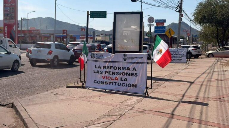 Jubilados de CFE protestan en Hermosillo por tope a pensiones