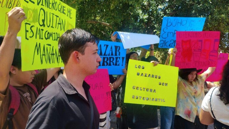 Protesta estudiantil en Unison por nuevas reglas de venta ambulante y bazares
