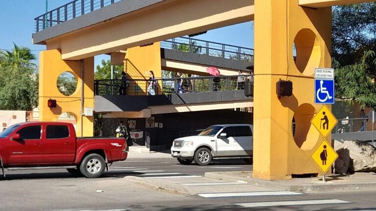 Nuevo cruce peatonal frente a la Universidad de Sonora inicia operaciones Nuevo cruce peatonal frente a la Universidad de Sonora inicia operaciones