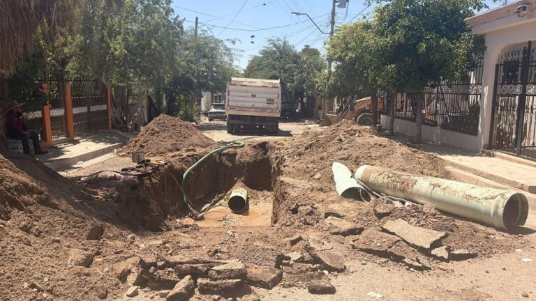 Fuga de agua provoca suspensión del servicio en colonia Insurgentes, Hermosillo