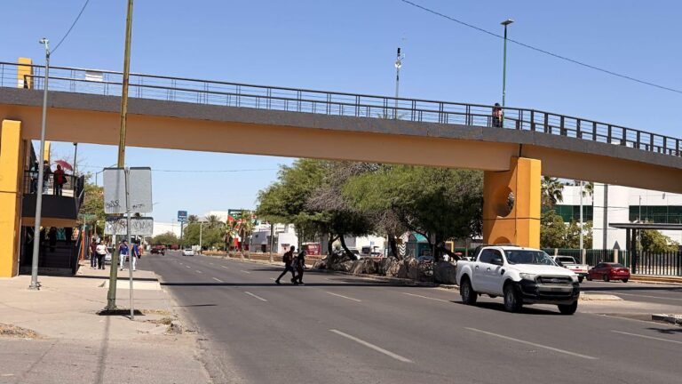 Nuevo cruce semaforizado frente a la Universidad de Sonora en Hermosillo Nuevo cruce semaforizado frente a la Universidad de Sonora en Hermosillo