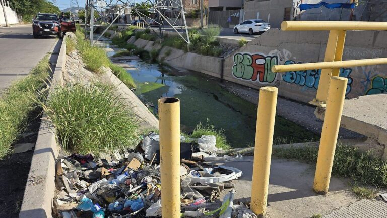 Fuga de drenaje en Las Villas, Hermosillo afecta a vecinos desde julio