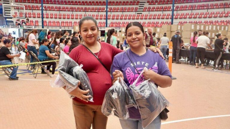 Arranca en Hermosillo entrega de uniformes escolares para más de 109 mil alumnos