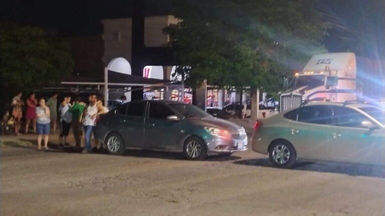 Vecinos de Palo Verde bloquean bulevar Solidaridad por falta de agua y luz en Hermosillo Vecinos de Palo Verde bloquean bulevar Solidaridad por falta de agua y luz en Hermosillo