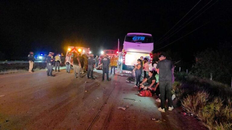 Choque entre autobús y tráiler en Sonora deja un muerto y 37 heridos Choque entre autobús y tráiler en Sonora deja un muerto y 37 heridos