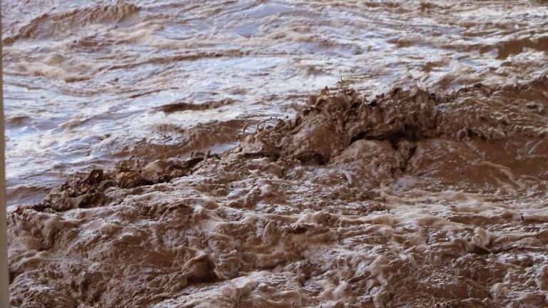 Cierran vados en Arizpe por aumento del nivel del río y riesgo para conductores