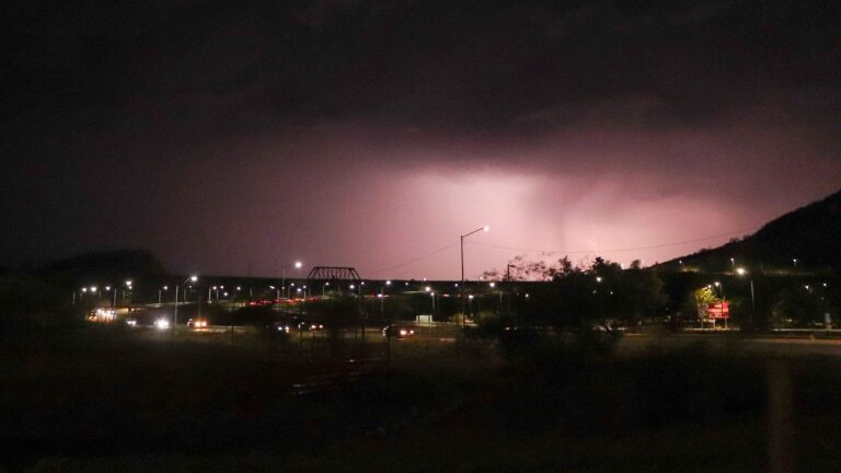 Alerta por posible formación de tornados en frontera Sonora-Arizona Alerta por posible formación de tornados en frontera Sonora-Arizona
