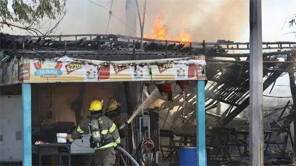 Incendio consume restaurante de mariscos en Hermosillo Incendio consume restaurante de mariscos en Hermosillo