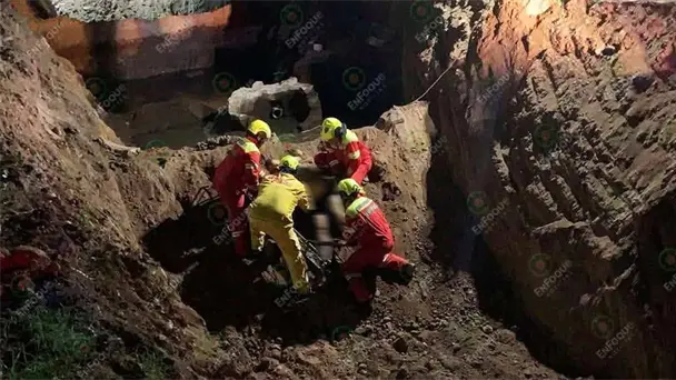 Conductor ebrio choca contra excavadora y cae en zanja en Navojoa Conductor ebrio choca contra excavadora y cae en zanja en Navojoa