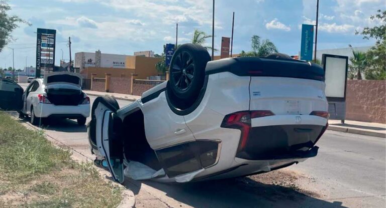 Choque y volcadura en bulevar Colosio deja conductores ilesos en Hermosillo Choque y volcadura en bulevar Colosio deja conductores ilesos en Hermosillo