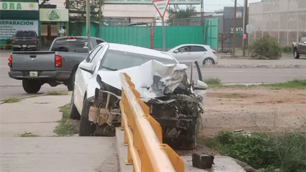 Automóvil evita caer a canal tras choque en bulevar Progreso en Hermosillo Automóvil evita caer a canal tras choque en bulevar Progreso en Hermosillo