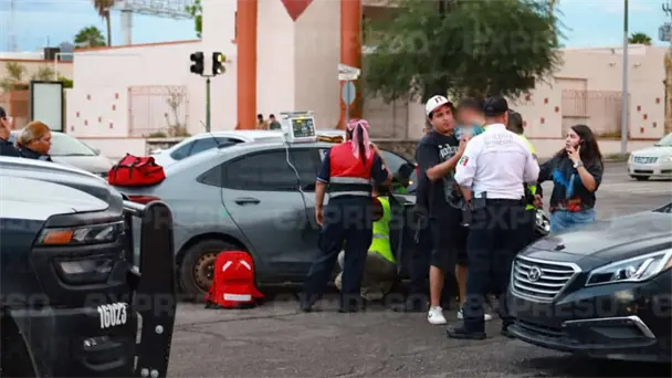 Choque entre dos sedanes moviliza a cuerpos de emergencia en Hermosillo