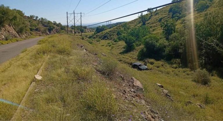 Volcamiento en carretera a la Mina Nico deja dos lesionados en Hermosillo