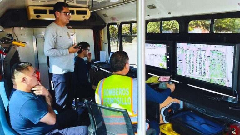 Bomberos de Hermosillo usan drones para desfogue de agua en Miguel Alemán
