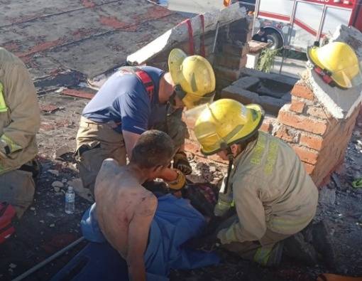 Bomberos rescatan a hombre atrapado casi dos días en chimenea de Hermosillo