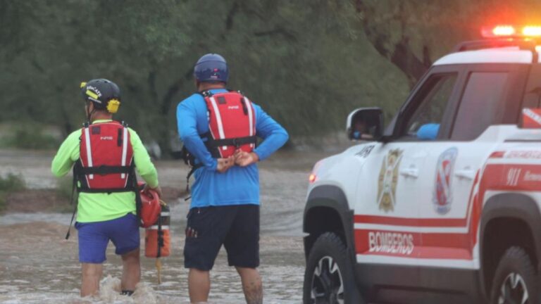 Bomberos de Hermosillo rescatan a familia atrapada por arroyo en zona campestre