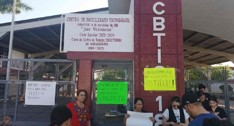 Padres toman instalaciones del CBTIS 188 en Ciudad Obregón por dudas sobre Enfermería