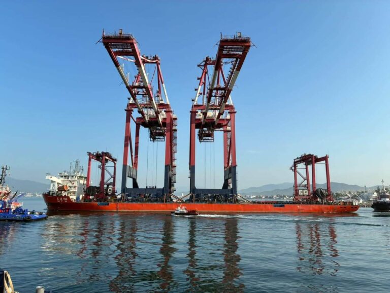 Dos grúas portuarias llegan a Guaymas para modernizar el puerto Dos grúas portuarias llegan a Guaymas para modernizar el puerto