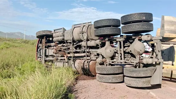 Volcadura de tráiler en carretera Agua Prieta–Cananea deja conductor lesionado Volcadura de tráiler en carretera Agua Prieta–Cananea deja conductor lesionado