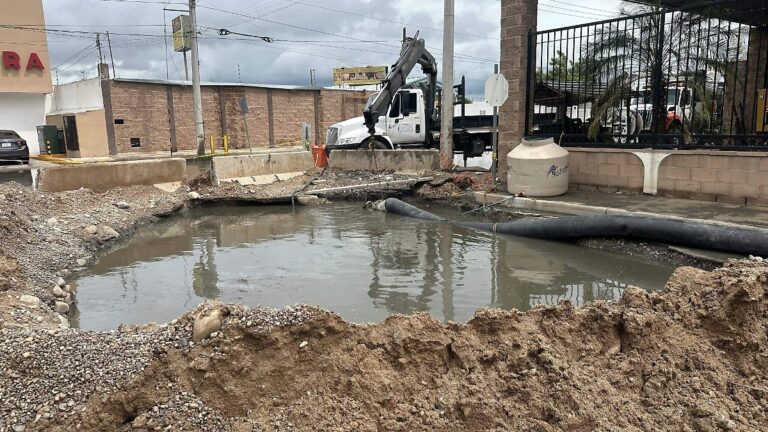 Continúan sin fecha los trabajos de reparación del socavón en Sahuaro Final