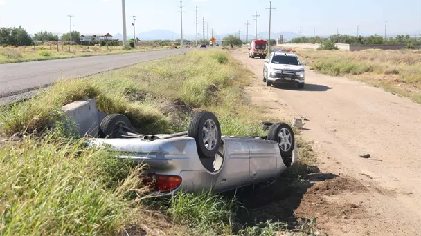 Volcadura de vehículo sedán deja dos lesionados leves en Hermosillo Volcadura de vehículo sedán deja dos lesionados leves en Hermosillo