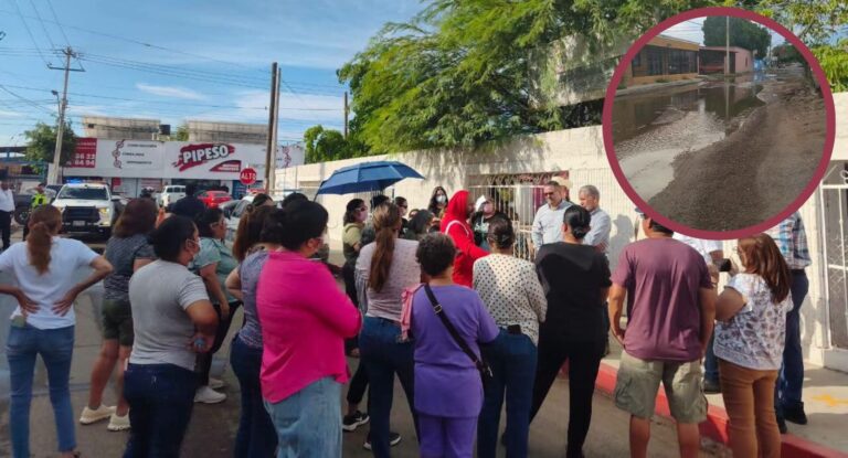 Vecinos de colonia Sahuaro protestan por socavones y fuga de aguas negras Vecinos de colonia Sahuaro protestan por socavones y fuga de aguas negras