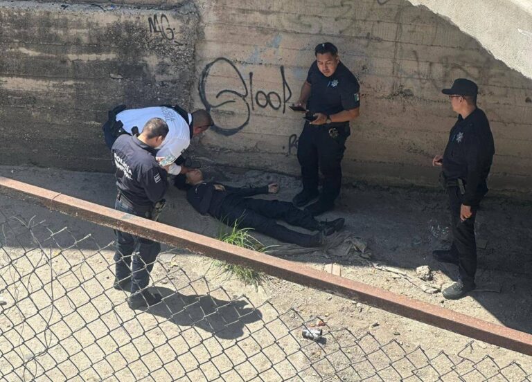 Adolescente de 14 años es rescatada tras caer en canal en Hermosillo Adolescente de 14 años es rescatada tras caer en canal en Hermosillo