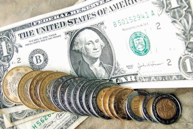 Peso mexicano pierde terreno frente al dólar por factores internacionales