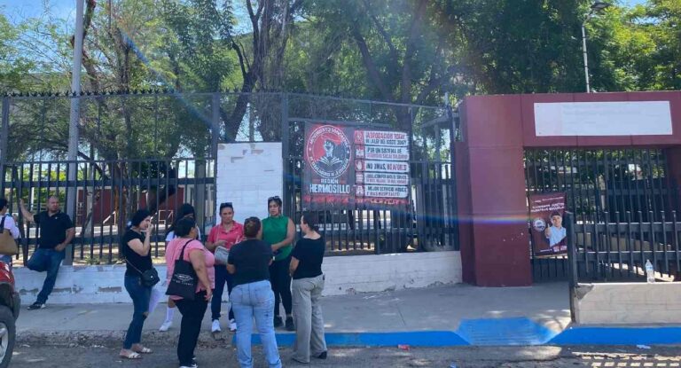 Padres cierran Secundaria 6 en Hermosillo por malas condiciones del plantel