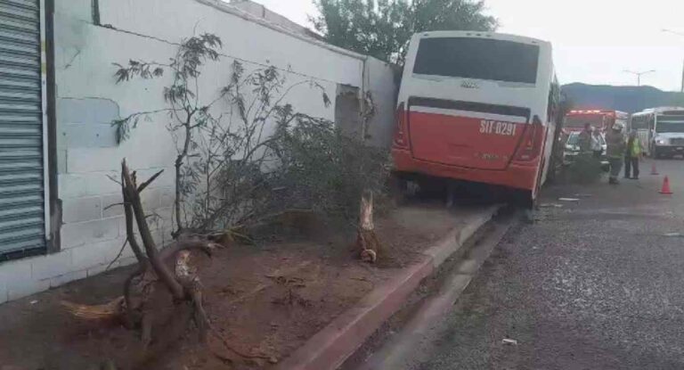 Accidente de camión urbano en Hermosillo deja dos lesionados