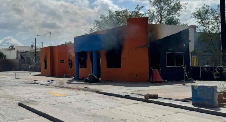 Incendio en local abandonado moviliza a bomberos en Hermosillo