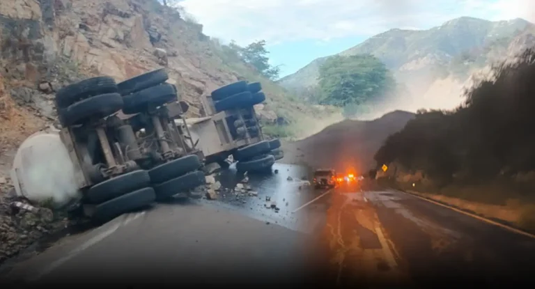 Derrame de ácido sulfúrico tras volcamiento en carretera Cananea-Ímuris