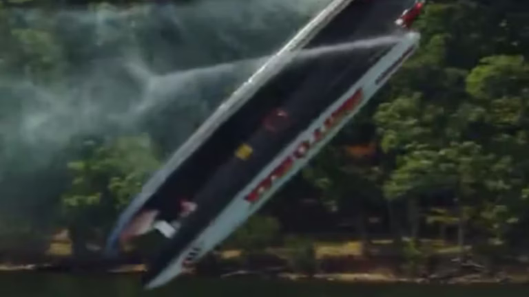 Lancha supera los 340 km/h y termina volcando