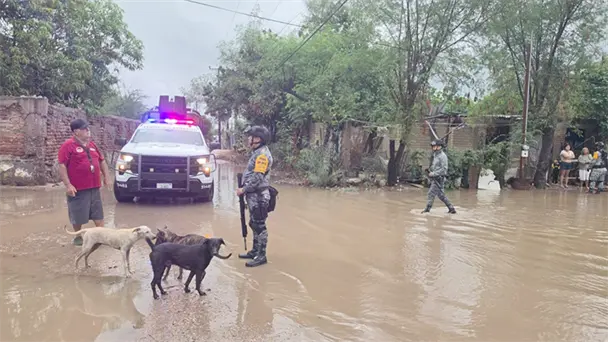 Guardia Nacional auxilia a conductores varados por lluvias en Sonora