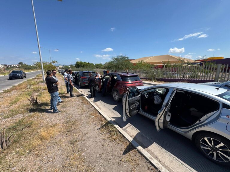 Carambola de 10 vehículos deja un lesionado en Hermosillo Carambola de 10 vehículos deja un lesionado en Hermosillo