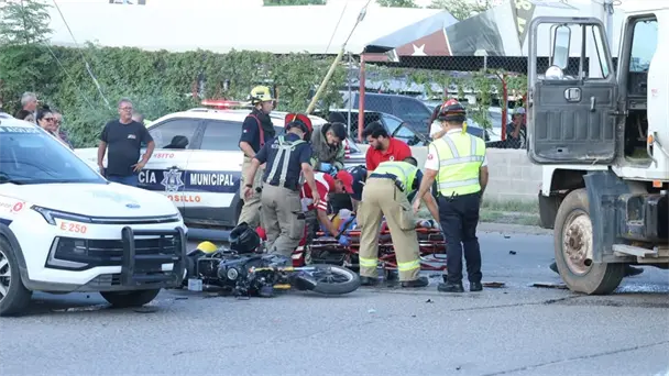 Joven de 20 años sufre graves lesiones tras choque entre motocicleta y pipa de agua en Hermosillo