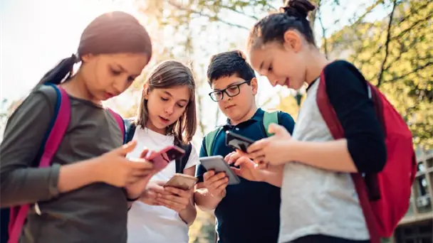 Prohíben uso de celulares en escuelas de Sonora a partir de noviembre de 2026