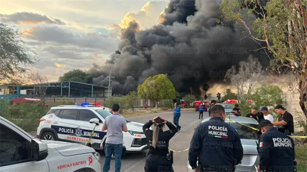 Incendio en recicladora TOM moviliza a 30 bomberos en Hermosillo Incendio en recicladora TOM moviliza a 30 bomberos en Hermosillo